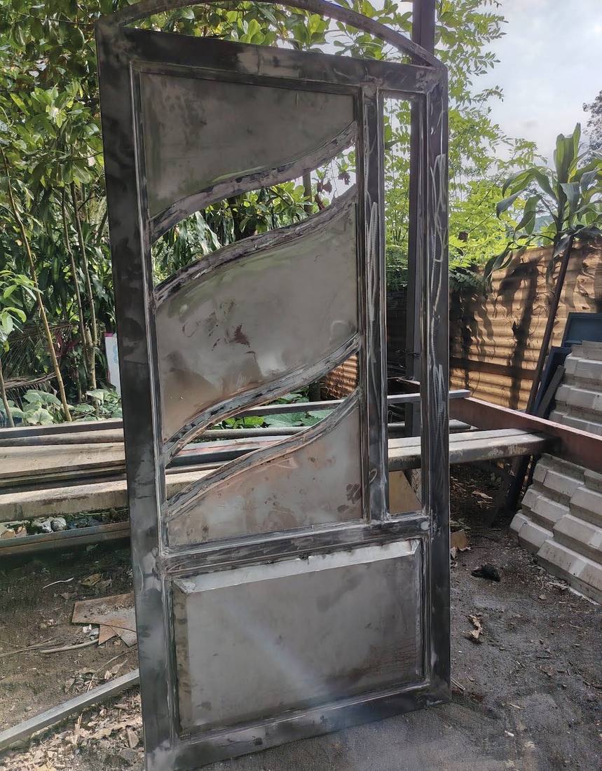 Puerta metálica fabricada a medida por JB