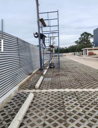 Trabajo en fachada con andamio