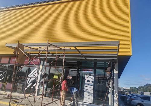 Instalación de fachada comercial