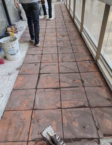 Instalación de piso en proceso