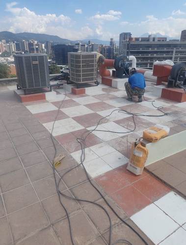 Instalación de equipo de aire acondicionado en azotea